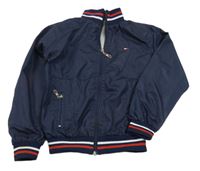 Tmavomodrý vzorovaný šusťákový jarní bomber s logy a pruhmi Tommy Hilfiger
