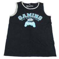 Černé tílko s nápisem a ovladačem BPC