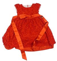 Červené krajkové slavnostní šaty s mašlí a páskem