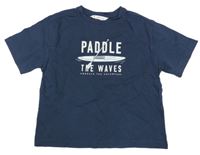 Tmavomodré tričko s nápisy a Mango