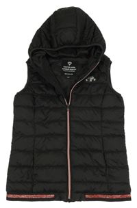 Černo-červená šusťáková prošívaná zateplená vesta s nápisem a kapucí 