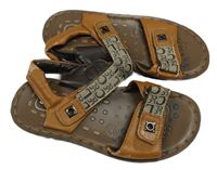 Nové - Hnědé koženkové sandály s písmeny vel.33