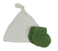 2set - Bílá hvězdičkovaná čepice + zelené pletené capáčky