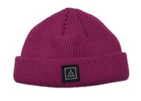 Visňová žebrovaná pletená čepice s nášivkou Accessoires