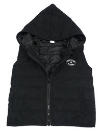 Čierna prešívaná šušťáková zateplená vesta s nášivkou a kapucňou SHEIN