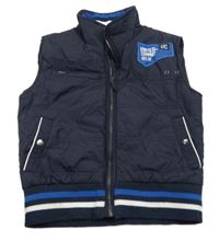 Tmavomodrá šusťáková lehce zateplená bunda s nášivkou 