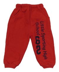 Červené tepláky s nápismi