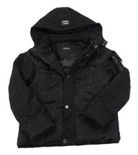 Čierna army prešívaná šušťáková zimná bunda s nášivkou a odopínacíá kapucňou DEELUXE