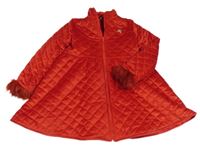 Červený prešívaný semišový zateplený kabát s motýlkom a kožešinou