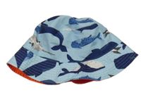 Světlemodrý oboustranný klobouk s velrybami 