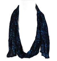 Dámská tmavomodro-modrá vzorovaná tenká šála 