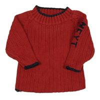 Červeno-modrý sveter s nápisem na rukávu Next