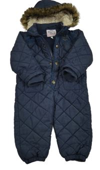 Tmavomodrá prešívaná šusťákovo/manšestrová zimná kombinéza s číslom a kotvou a kapucňou s kožešinou zn. JASPER CONRAN