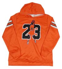 Tmavooranžová športová mikina s basketbalistou a číslom a pruhmi a kapucňou