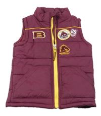 Vínová prešívaná šušťáková zateplená vesta s nášivkami a koníkem