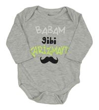 Sivé melírované body s nápisom a knírem
