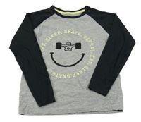 Sivo-čierne tričko so smajlíkom a nápismi Primark