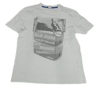 Bílé tričko s botami a nápisy S. Oliver