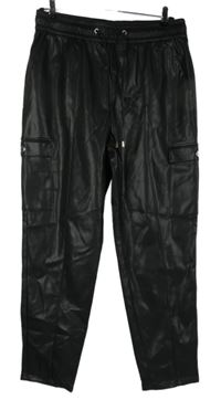 Dámské černé koženkové kalhoty s kapsami 