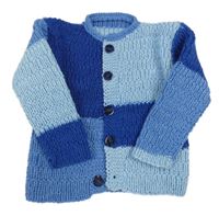 Světlemodro-modrý koskovaný prepínaci sveter