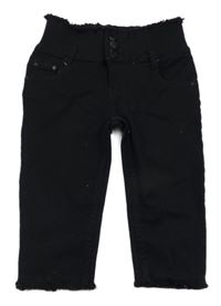 Čierne elastické capri rifle s roztřepením