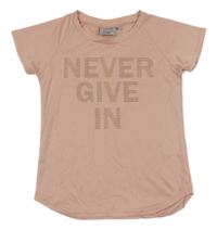 Svetloružové športové tričko s logom Never Give In