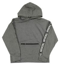 Tmavosivá pruhovaná mikina s pruhem na rukávech s nápismi a kapucňou