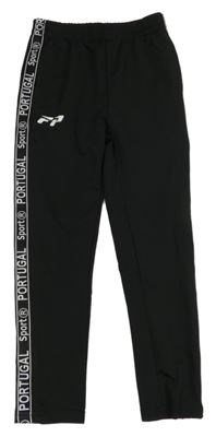 Černé sportovní tepláky s proužkem s nápisy 