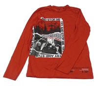 Tmavočervené triko s basketbalistou a potiskem C&A