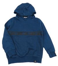 Modro-čierna mikina s nápismi a kapucňou