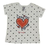Bílé tričko s puntíky a srdíčkem 
