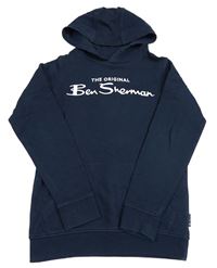 Tmavomodrá mikina s logem a kapsou a kapucí Ben Sherman