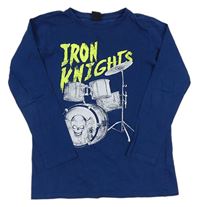 Tmavomodré tričko s nápisom a bubny chaper