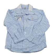 Modrá pruhovaná košeľa s nápisom