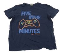 Tmavomodré tričko s nápisom a ovladačem Y.F.K.