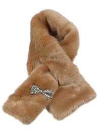 Starorůžová kožešinová šála s broží 