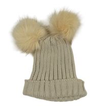 Béžová pletená rebrovaná čapica s bambulemi