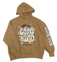 Hnědá mikina s nápisy a kytičkami a motýlky a kapucí 