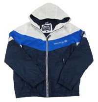 Bílo-tmavomodrá šusťáková jarní bunda s nápisem a kapucí C&A