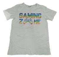 Biele tričko s nápisom a ovladačem