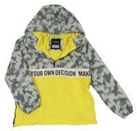 Šedo-žlutá vzorovaná šusťáková jarní bunda s nápisem a kapucí 