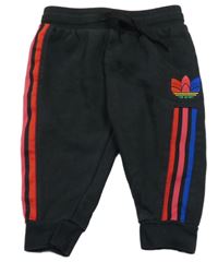 Čierno-červeno-farebné tepláky s pruhmi a logom Adidas