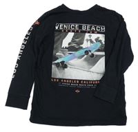 Černé triko se skateboarďákem a nápisy F&F