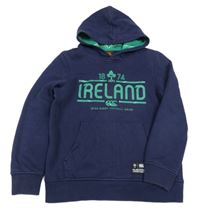 Tmavomodrá mikina s nápismi a kapucňou