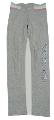 Svetlosivé legíny s prúžkami a nápisom Pocopiano