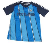 Modro-tmavomodrý pruhovaný fotbalový dres s nápisem Scotland