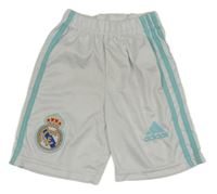 Bílé fotbalové kraťasy s erbem Real Madrid a logem Adidas 