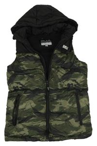 Army-čierna prešívaná šušťáková zateplená vesta s nášivkou a kapucňou zn. F&F