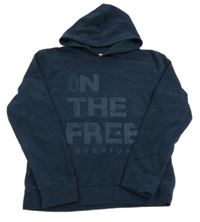 Tmavomodrá fleecová mikina s nápismi a stromčekom a kapucňou MO Kids