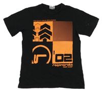 Čierne tričko s oranžovým potlačou a číslom a nápismi YIGGA